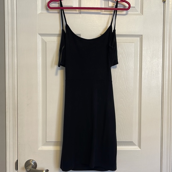 Black Bodycon criss-cross dress - Picture 4 of 4